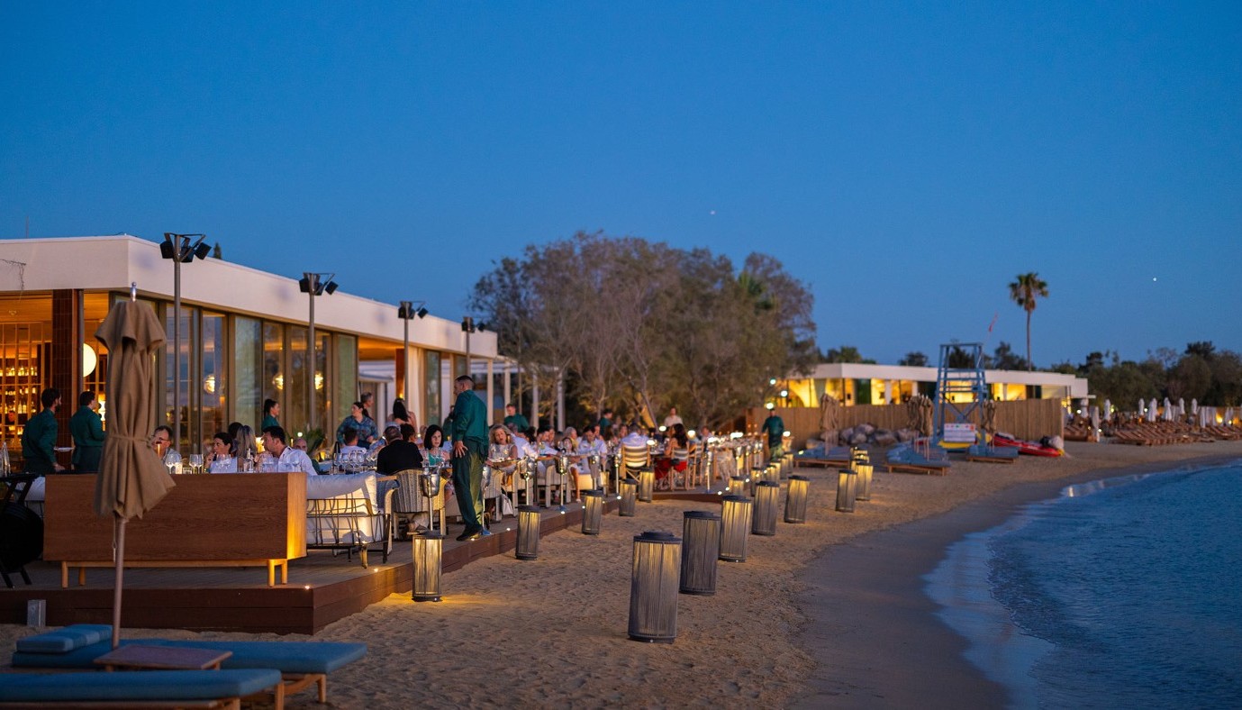 BUNGALOW 7: DINOS FOTEINAKIS FLIES TO THE ASTERIA OF GLYFADA | Restaurant Reviews