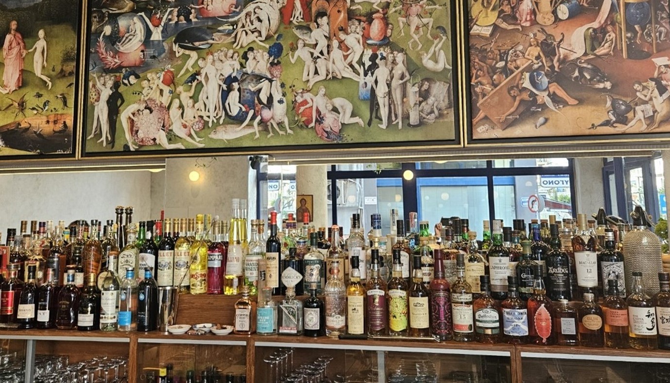 AT QUINN’S WOODEN BAR, ATHENS DISCOVERS A NEW DESTINATION. | The Bars