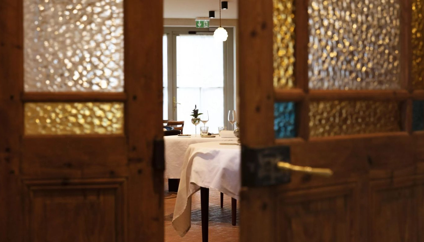 PALÉGRIÉ CHEZ L’HENRI: THE ALLURE OF FIRE IN AN OLD BARN | Globe-Eater