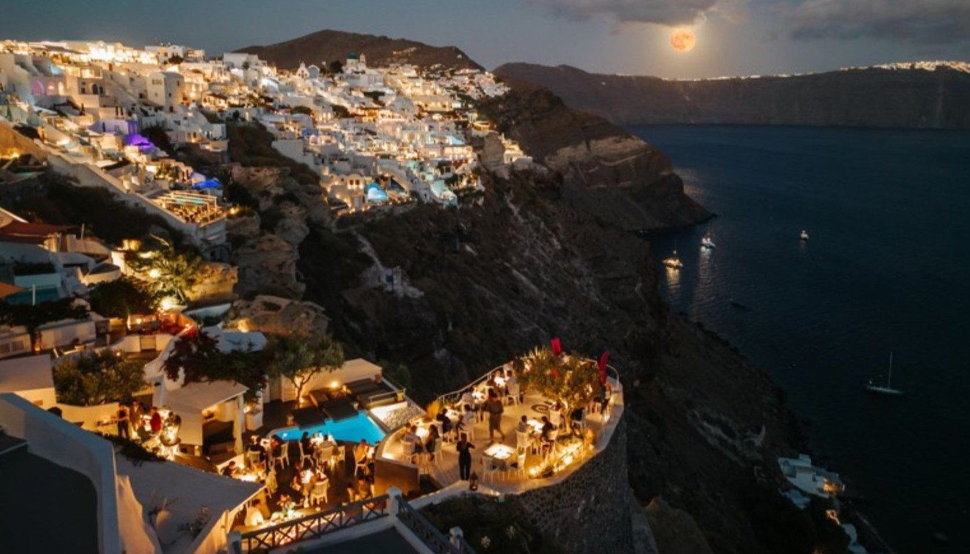 LYCABETTUS, SANTORINI: LIVING UP TO ITS OWN LEGACY | Restaurant Reviews